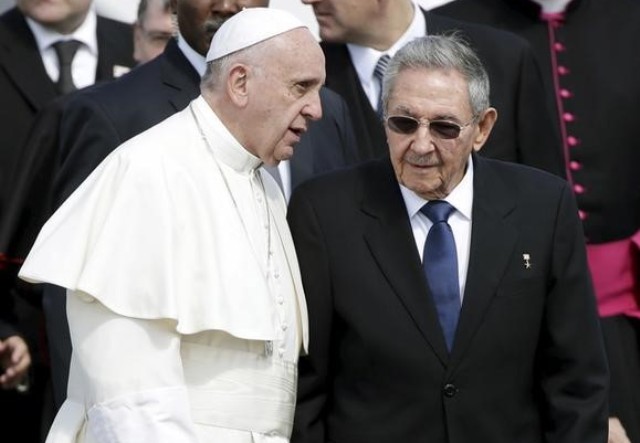 El papa Francisco y el presidente de Cuba, Raúl Castro.