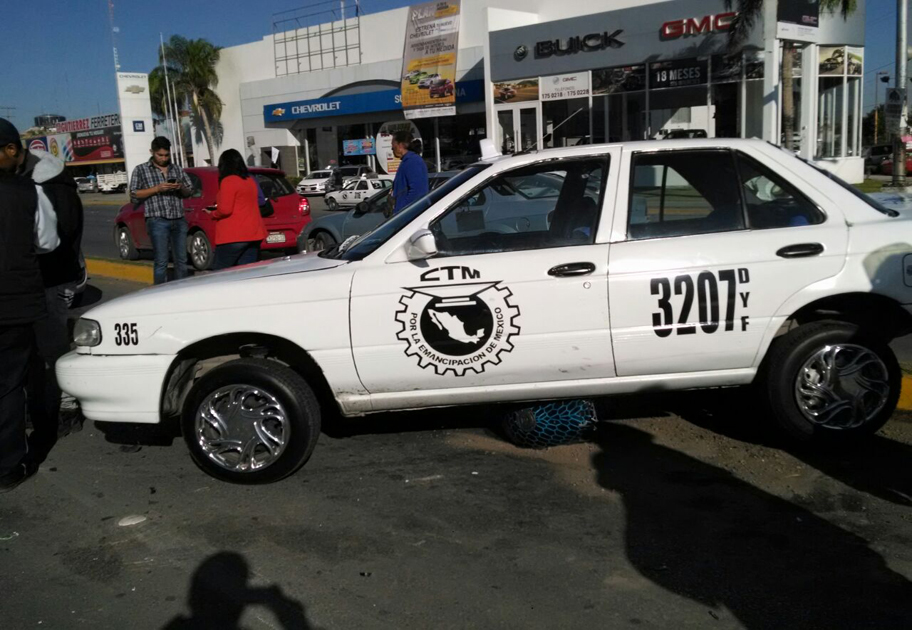 Taxi choca contra motociclista en Gómez Palacio.
