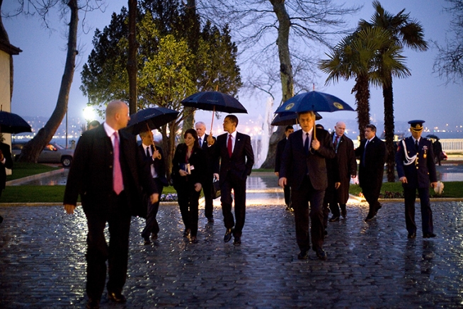 Uno de los primeros acercamientos con Medio Oriente fue en abril de 2010, cuando pronunció un discurso en Turquía ante su mandatario,  Recep Tayyip Er