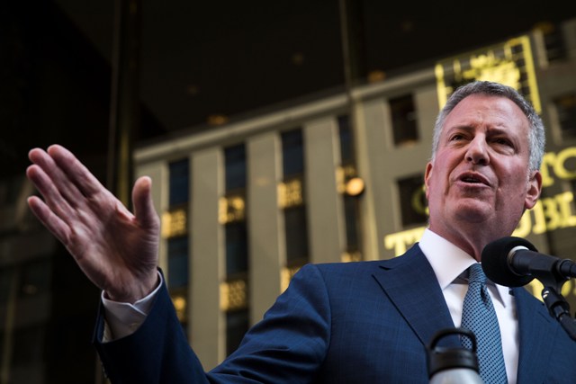 El alcalde de Nueva York, Bill de Blasio, conversó con el presidente electo, Donald Trump, a quién le aseguró que protegerá a los indocumentados de su
