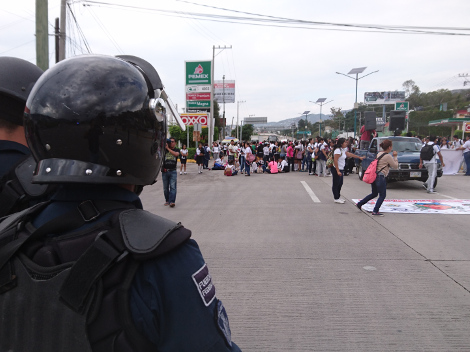 A la Autopista dle Sol llegaron el director de Gobernación estatal, Jorge Sotomayor Landeta y mandos de la PF para pedir a los normalistas liberen la 