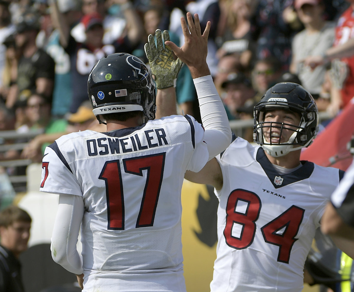 Brock Osweiler y Ryan Griffin de los Texanos de Houston