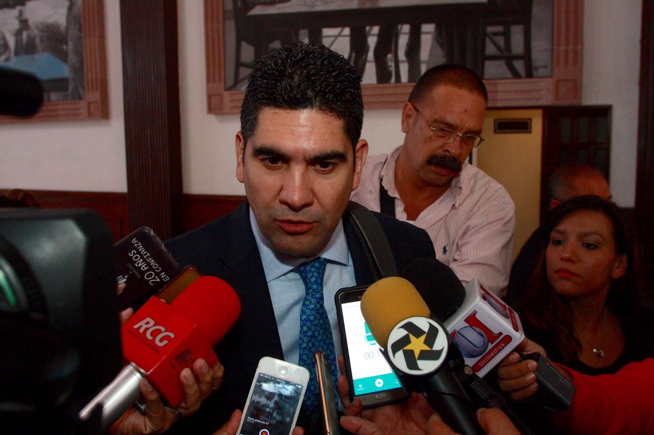 El Diputado coahuilense, Jesús de León Tello, exige investigación sobre retención de pensiones en Torreón.