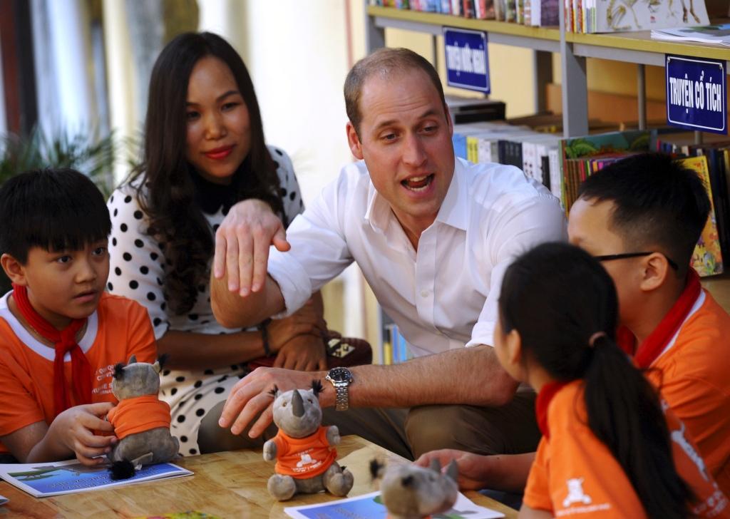 El príncipe William visitó una escuela en Vietnam.