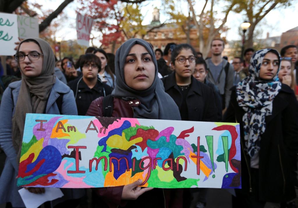 Estudiantes de la Universidad Rutgers protestan contra Donald Trump por su política en el tema migratorio.