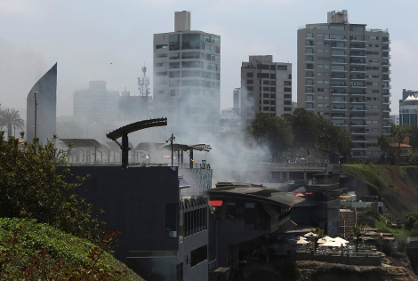 El incendio ocurrió en el centro comercial Larcomar, uno de los más concurridos en Lima.  