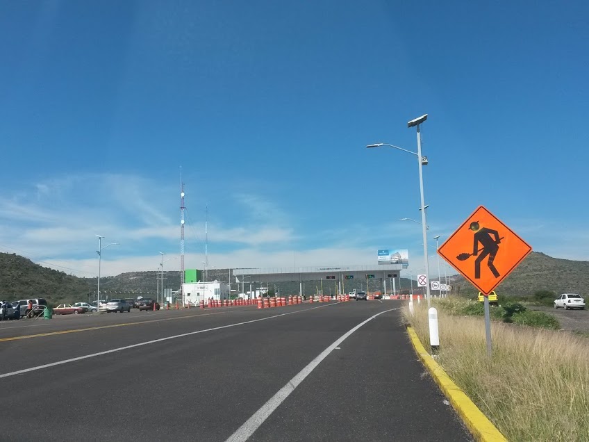 Para José Rosas Aispuro, Gobernador de Durango, la súper carretera da vergüenza.