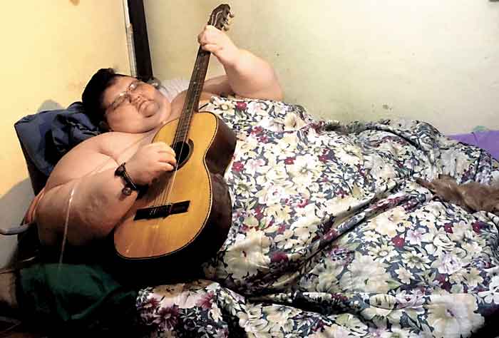 Juan Pedro Franco, originario de Aguascalientes, toca la guitarra en compañía de su perro Barbas.