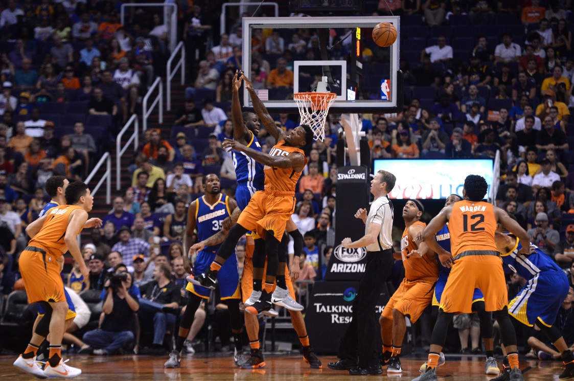 Phoenix Suns en un partido contra los Golden State Warriors 