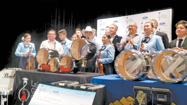 Se entregó un cheque representativo para adquirir instrumentos. 