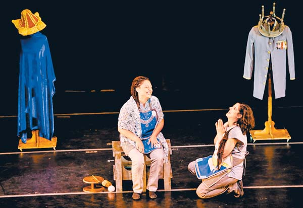 Dos de las actrices que participan en la puesta en escena.