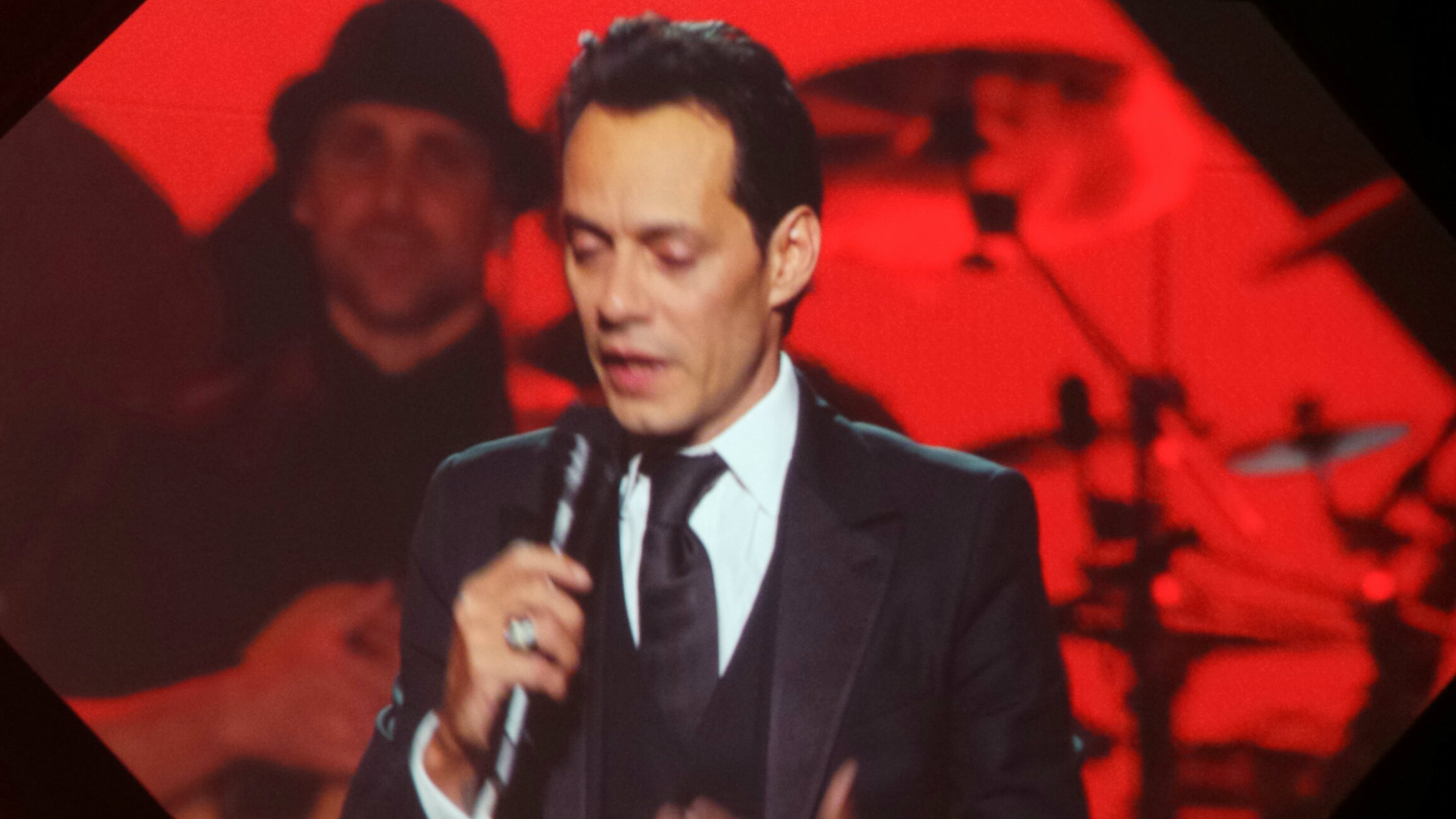 El cantante se mostró contento tras el homenaje de los cantantes. 