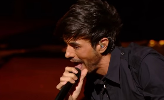 Enrique Iglesias es criticado en redes sociales por supuesto playback durante un concierto. 