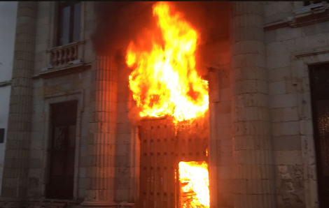 Un grupo de porros quemó la puerta de la Facultad de Derecho y Ciencias Sociales de Universidad de Oaxaca.