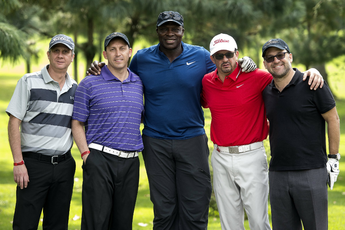 LaVar Arrington, junto a Horacio de la Vega, director del Indeporte 