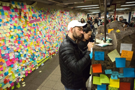 Los mensajes de solidaridad expresados por neoyorquinos continúan multiplicándose en el muro.  