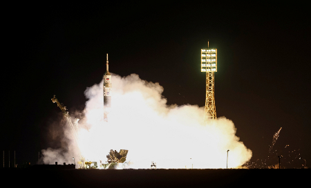 En la nave viajan el cosmonauta ruso Oleg Novitski, la astronauta estadunidense de la NASA Peggy Whitson y el francés Thomas Pesquet. 
