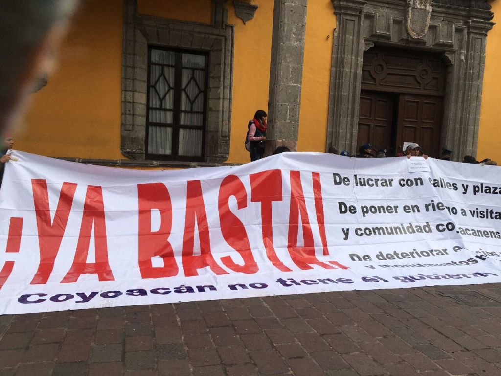 Son alrededor de 70 vecinos que piden a la delegación y a la Ciudad de México que dejen de autorizar la instalación de puestos ambulantes y ferias en 