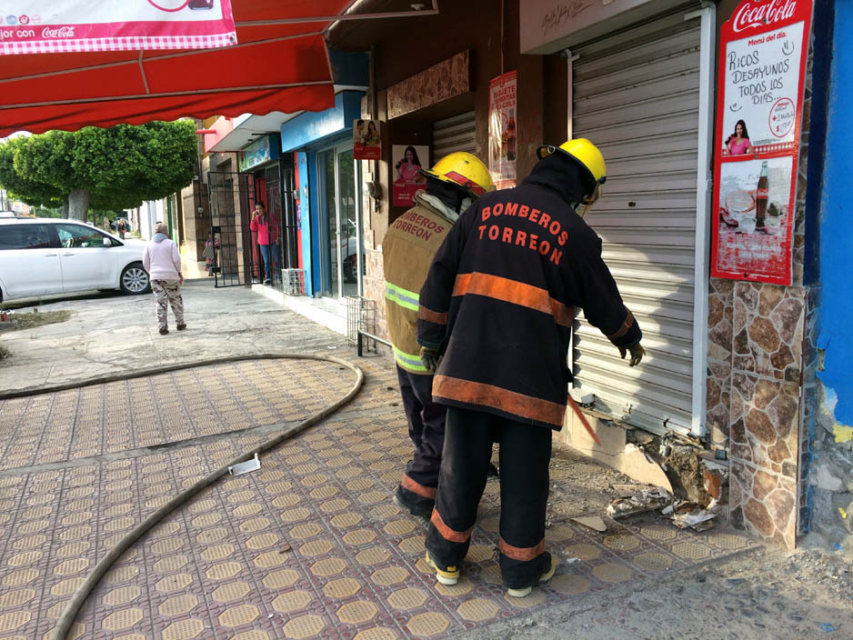 Una alerta de incendio moviliza a Bomberos y Protección Civil en Torreón, quienes tuvieron que forzar la entrada del local para entrar.
