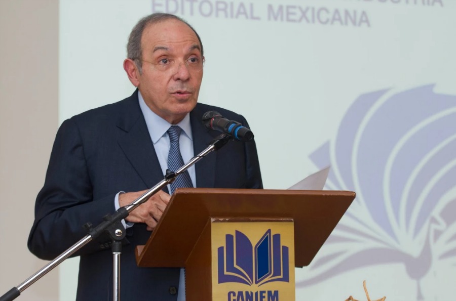 La Caniem entregó el Premio Juan Pablos al Mérito Editorial a Héctor Aguilar Camín.