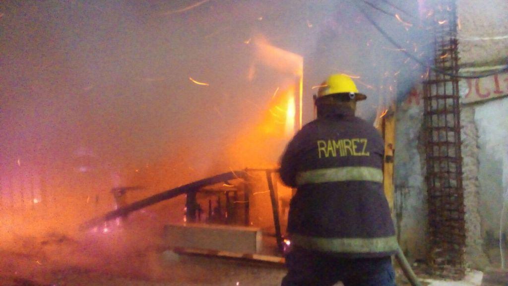El fugo se orifinó en la oficina de Acción Social, donde se añlamacenaba el equipo de sonido y el archivo muerto.