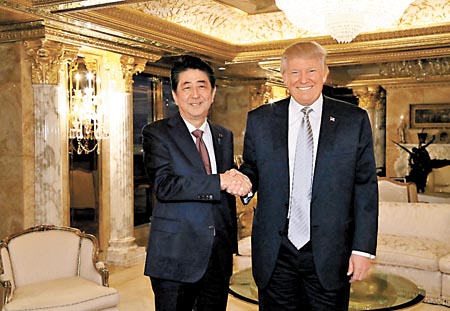 El primer ministro japonés, Shinzo Abe, con Donald Trump, ayer en la Trump Tower de Nueva York. 