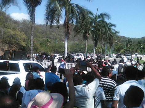 Profesores llegaron hasta las vallas metálicas instaladas por las fuerzas federales para resguardar el evento de la Conago. No se registró ningún enfr
