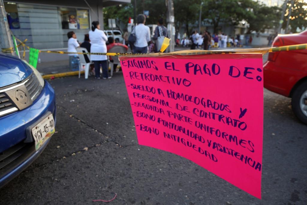 Los trabajadores estatales  mantienen bloqueos en las principales avenidas de Veracruz.