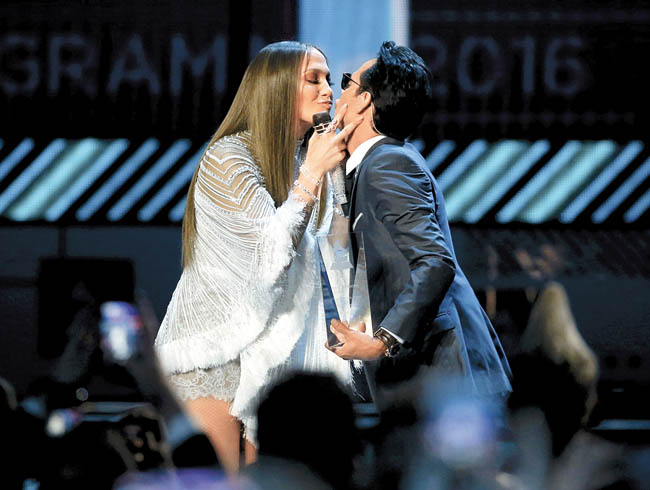 La velada tuvo un toque romántico cuando Jennifer López y Marc Anthony salieron al escenario. 