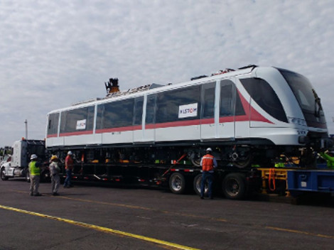 Hoy llegó a Veracruz el primer tren, de los 18 que integrarán la línea 3 del Tren Ligero de Guadalajara y será trasladado al estado de Jalisco.