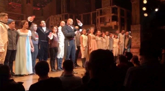 Uno de los actores, Brandon Victor Dixon, que tiene el papel del antiguo vicepresidente de Estados Unidos, Aaron Burr, leyó un comunicado al final de 