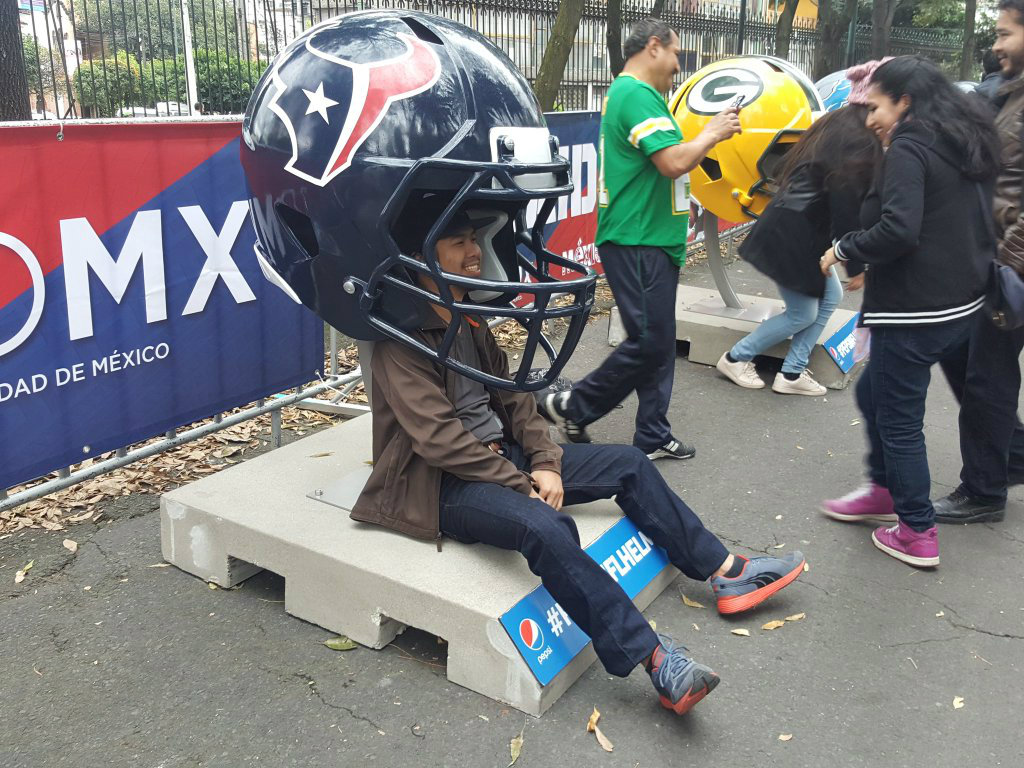 Aficionados se toman la foto del recuerdo con los cascos de la Fan Fest