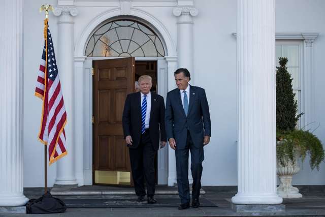 Donald Trump y Mitt Romney.