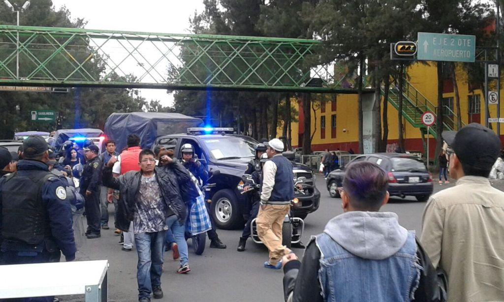 La movilización inició en el tianguis de El Chopo.