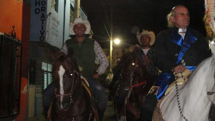 Los participantes se disfrazan.