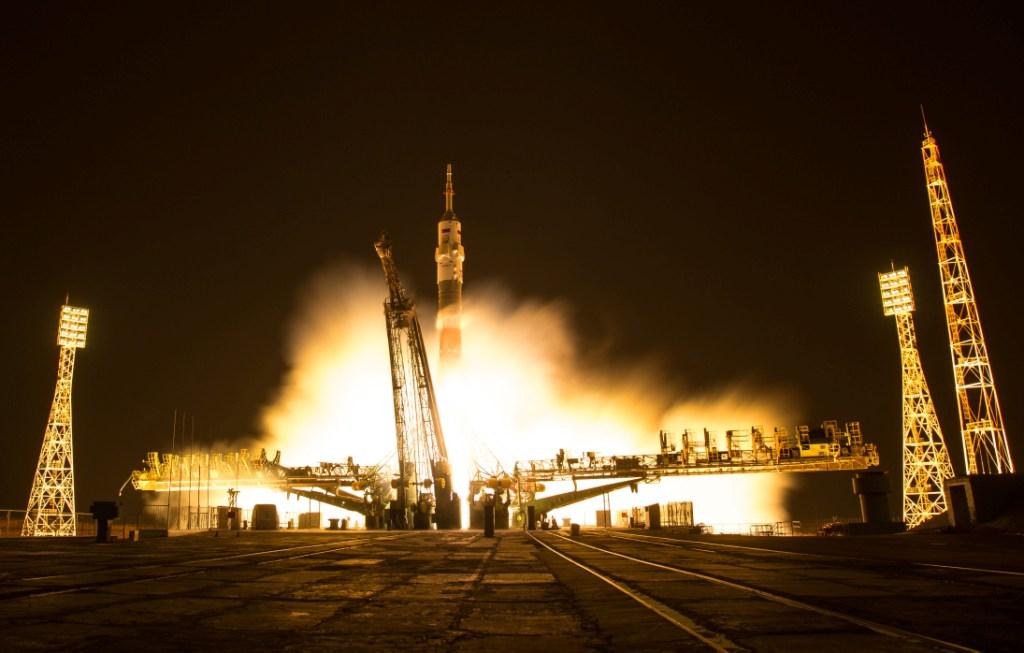 La nave se acopló  a la EEI a las 16:58 hrs, mientras que el lanzamiento se efectuó el viernes a las 20:20 hrs con ayuda de un cohete portador Soyuz-F