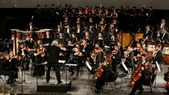 La Orquesta Filarmónica 5 de mayo actuará bajo la batuta de Fernando Lozano.