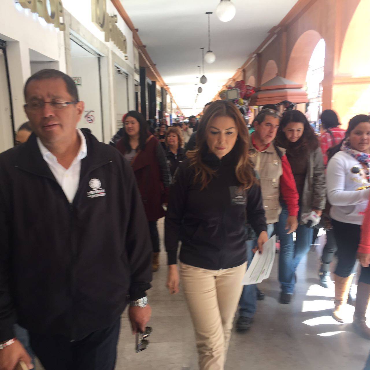 Recorrido por las principales plazas comerciales y negocios del centro.