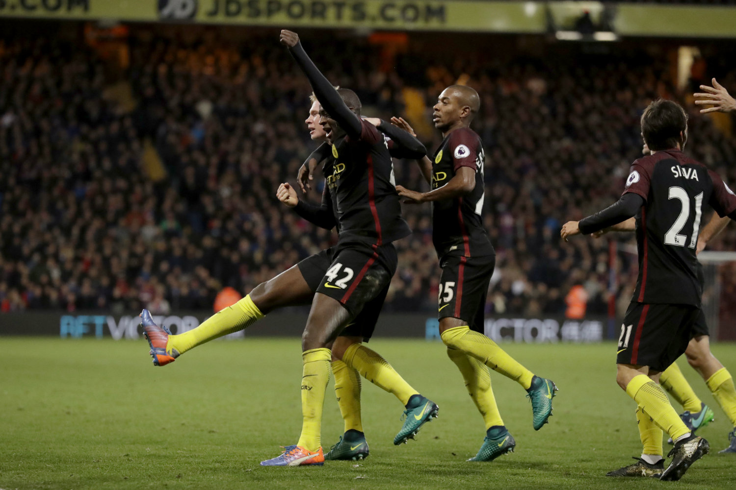 Touré festejando su segundo gol en contra del Crystal Place 
