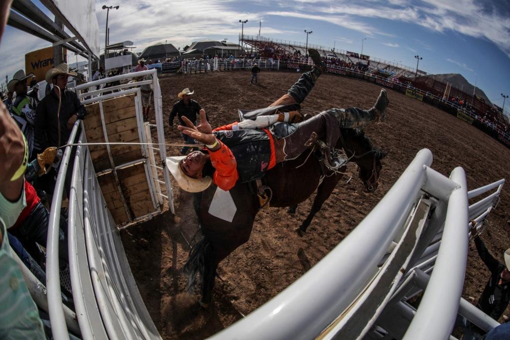 Acciones del tercer día de competencias de monta de caballo y toro del Campeonato Nacional de Rodeo, en el área de rodeo de la Expogan Sonora.