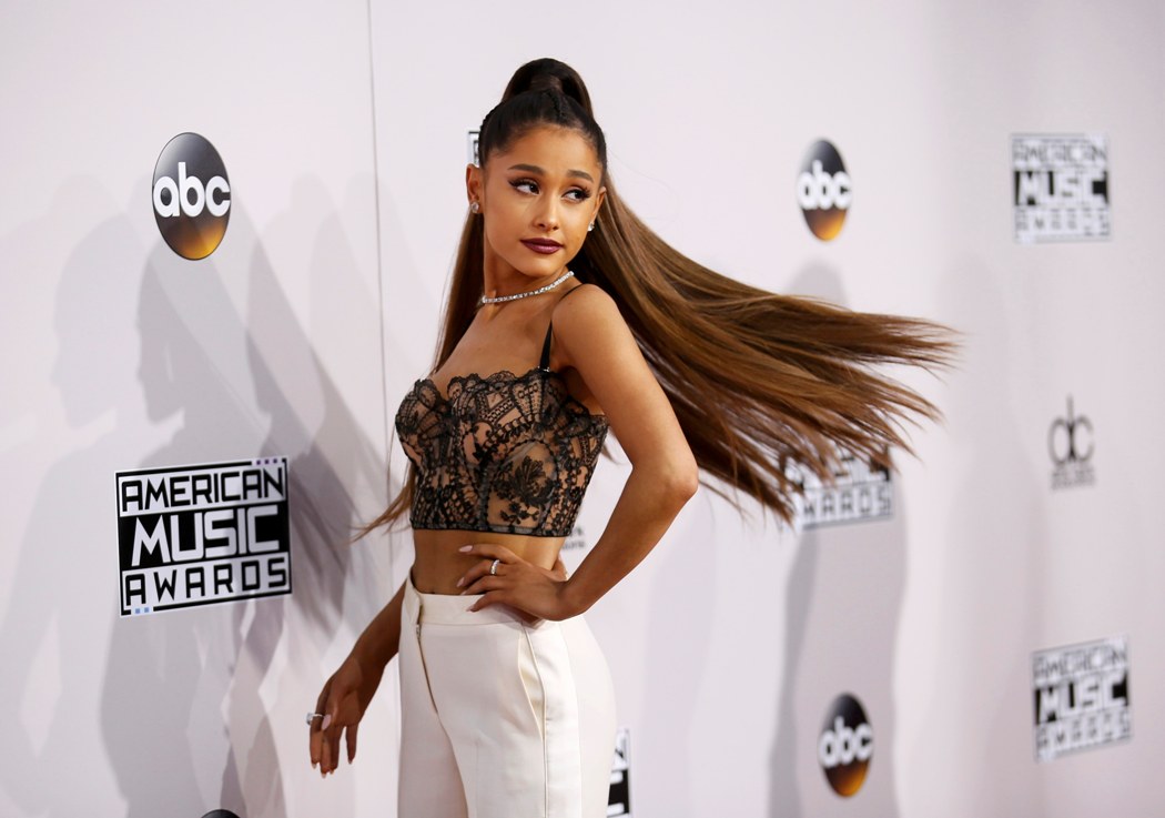 Ariana Grande lució su característico peinado. 