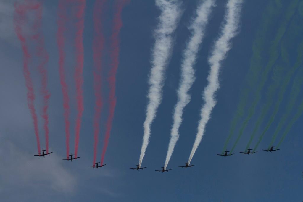 Aviones surcan el cielo como parte de los festejos del 106 aniversario de la Revolución Mexicana en el Campo Marte, festejos encabezados por el presid