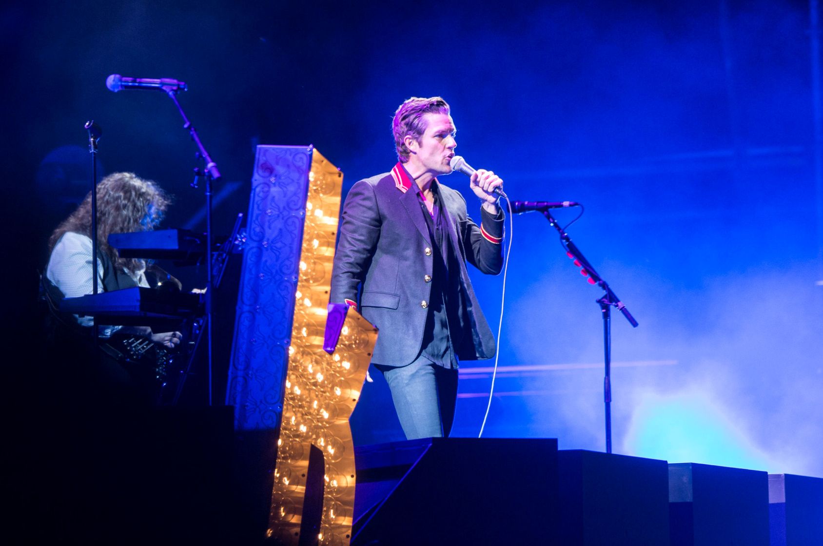 Brandon Flowers, vocalista de The Killers, ofreció un mensaje de unión. 