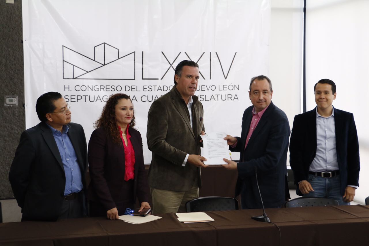 En la entrega estuvieron también la presidenta de la comisión de Presupuesto, Myrna Grimaldo; así como los diputados, Daniel Carrillo y Sergio Arellan