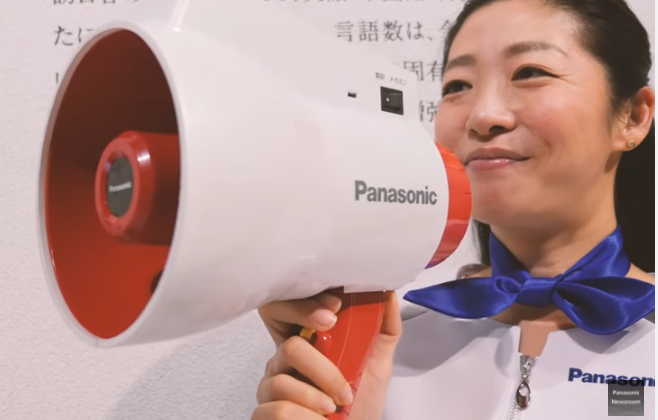 El megáfono traduce al instante el japonés al inglés, chino o coreano. 