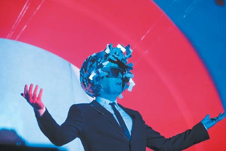 Neil Tennant, líder y vocalista de Pets Shop Boys, puso a bailar a miles de seguidores. 