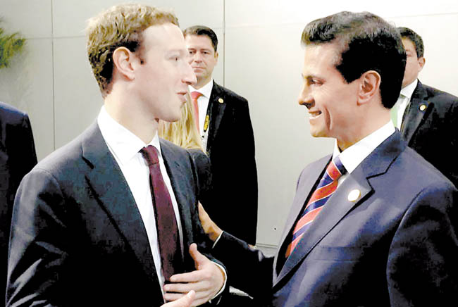 El presidente mexicano conversó con Mark Zuckerberg, fundador de la red social Facebook. 