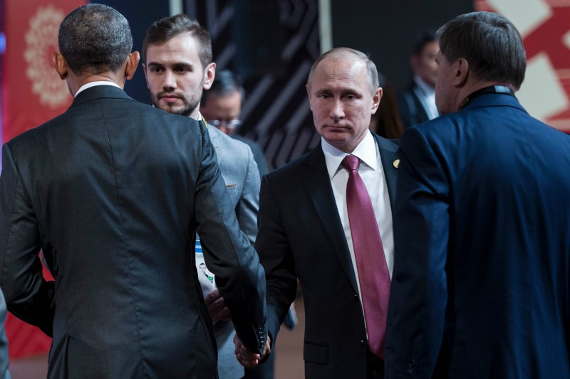El presidente Obama y Vladímir Putin durante un breve saludo en la cumbre.