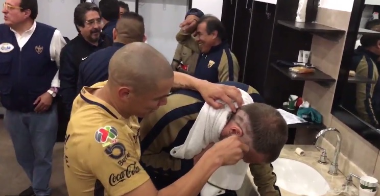 Verón rapando al presidente de Pumas, Rodrigo Ares