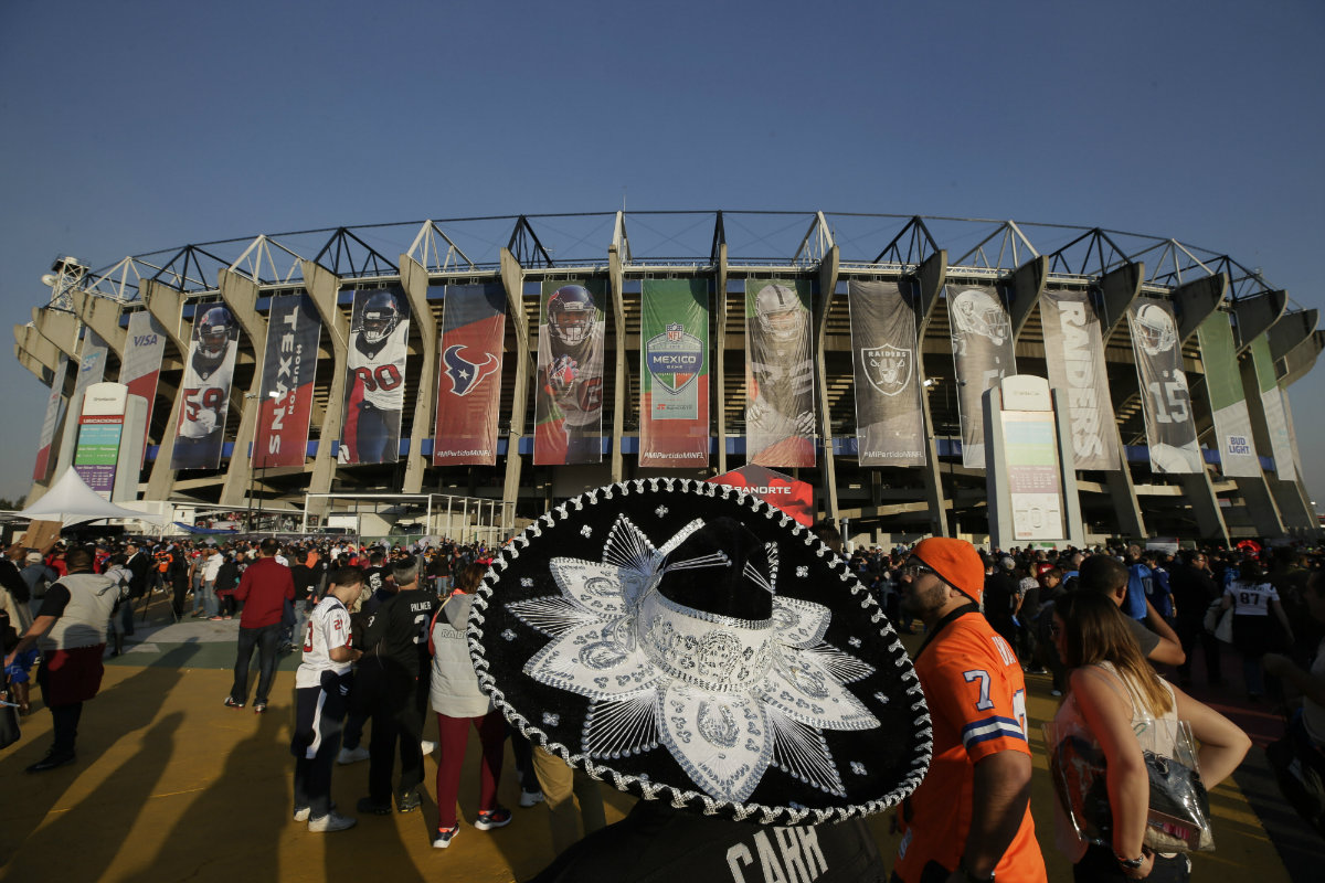 Aficionados se dan cita en el Estadio Azteca para ver el regreso de la NFL a México